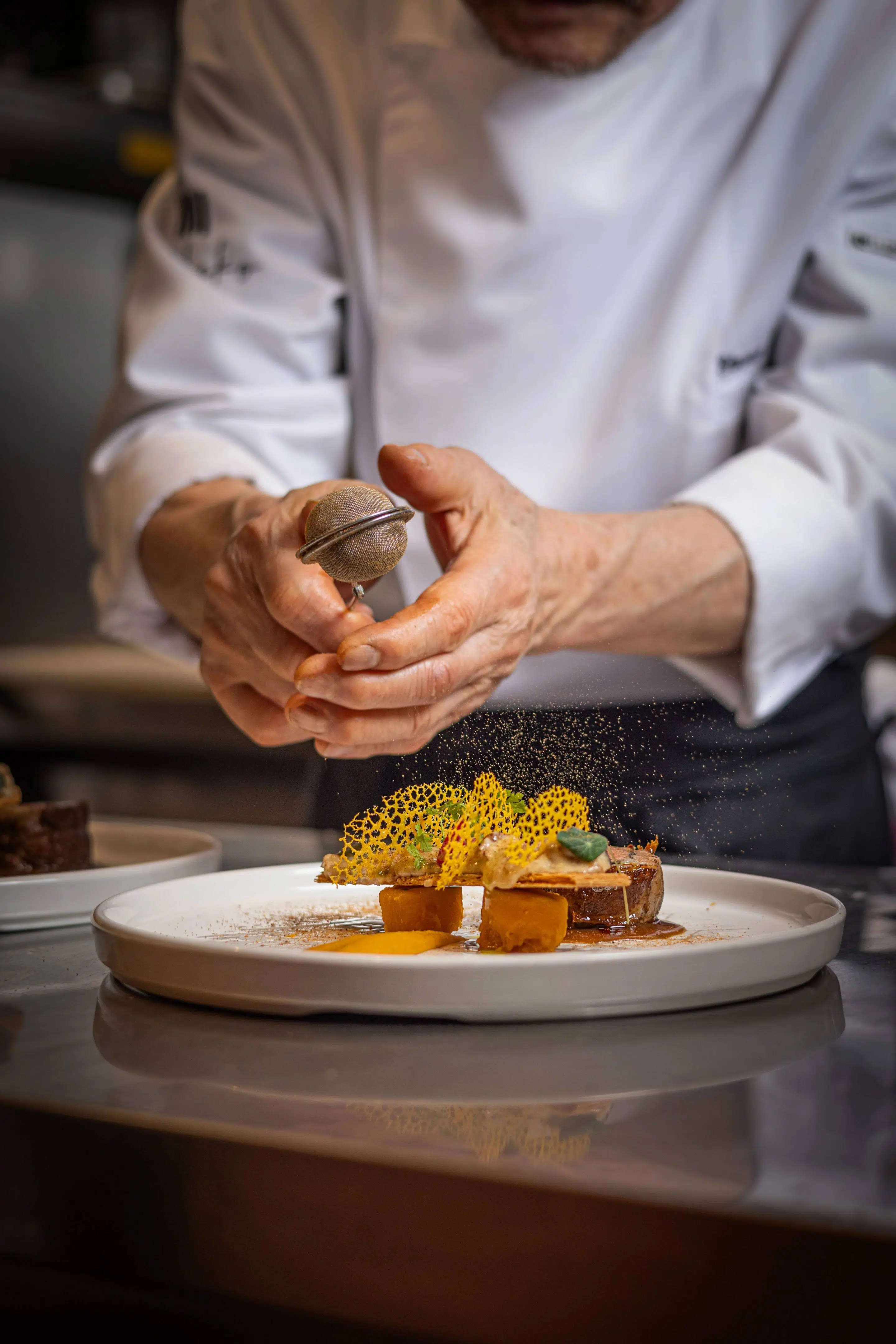20231220_Chef_poudre_photo_petite_taille plat_entrée_foie_gras_spécialité_chef_yasuo_nanaumi_meilleur_restaurant_paris_akabeko